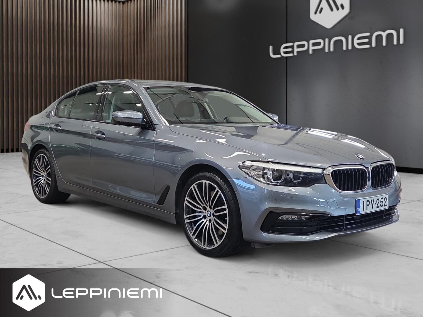 BMW 530 G30 Sedan 530e Sportline A iPerformance, vuosimalli 2019, harmaa — kuva 1/15