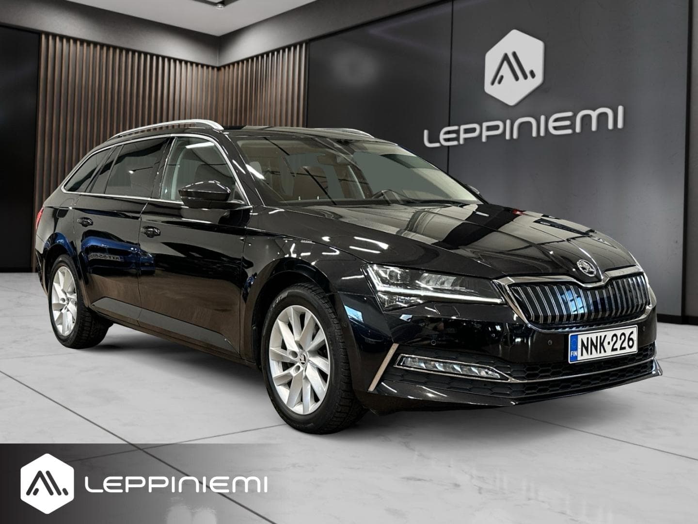 Skoda Superb Combi 1,4 TSI PHEV Style iV DSG Autom., vuosimalli 2020, musta — kuva 1/19