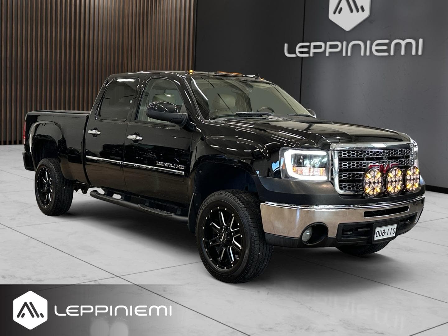 GMC Sierra 2500HD DENALI 4WD Crew Cab, vuosimalli 2010, musta — kuva 1/12