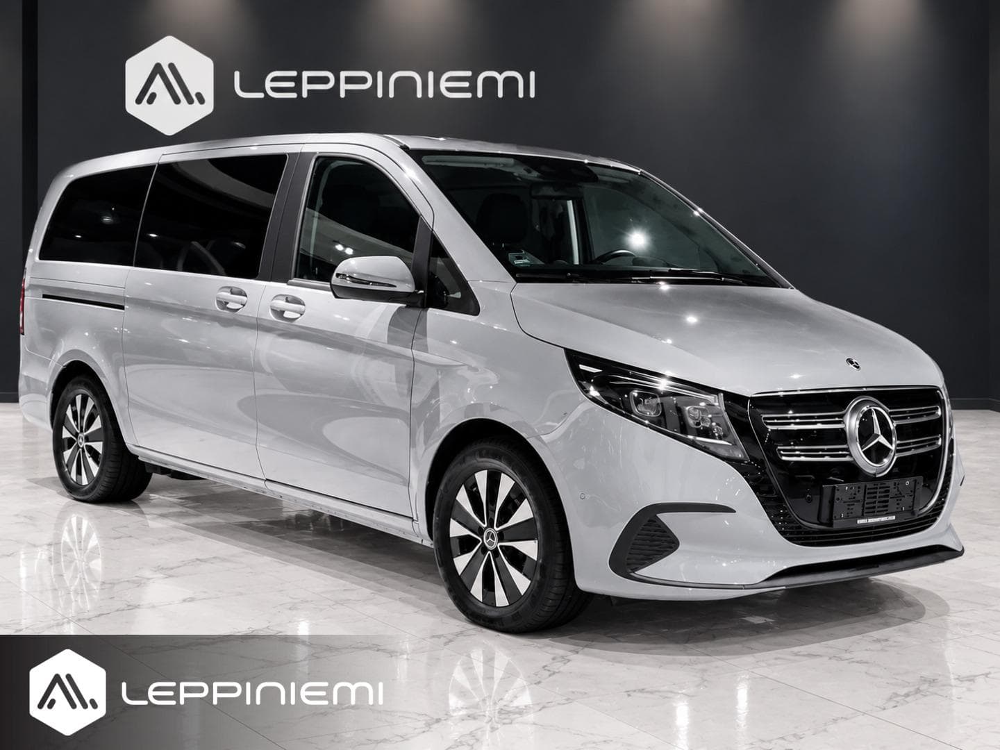 Mercedes-Benz EQV 300 e Pitkä, vuosimalli 2024, harmaa