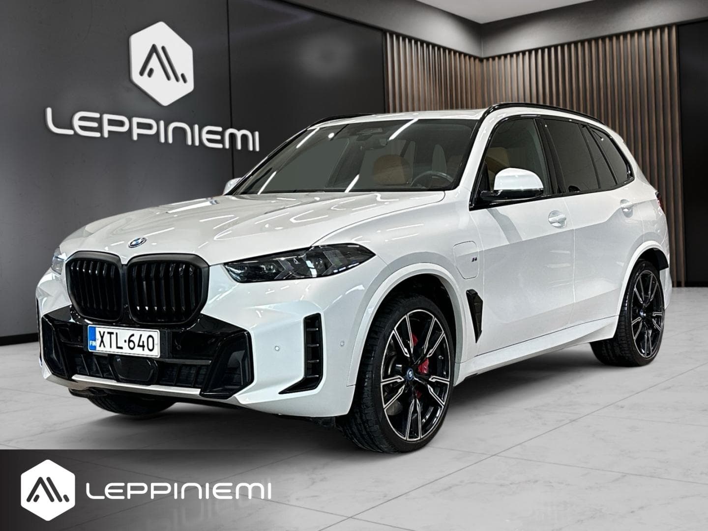 BMW X5 M-sport Pro, vuosimalli 2025, valkoinen — kuva 1/15