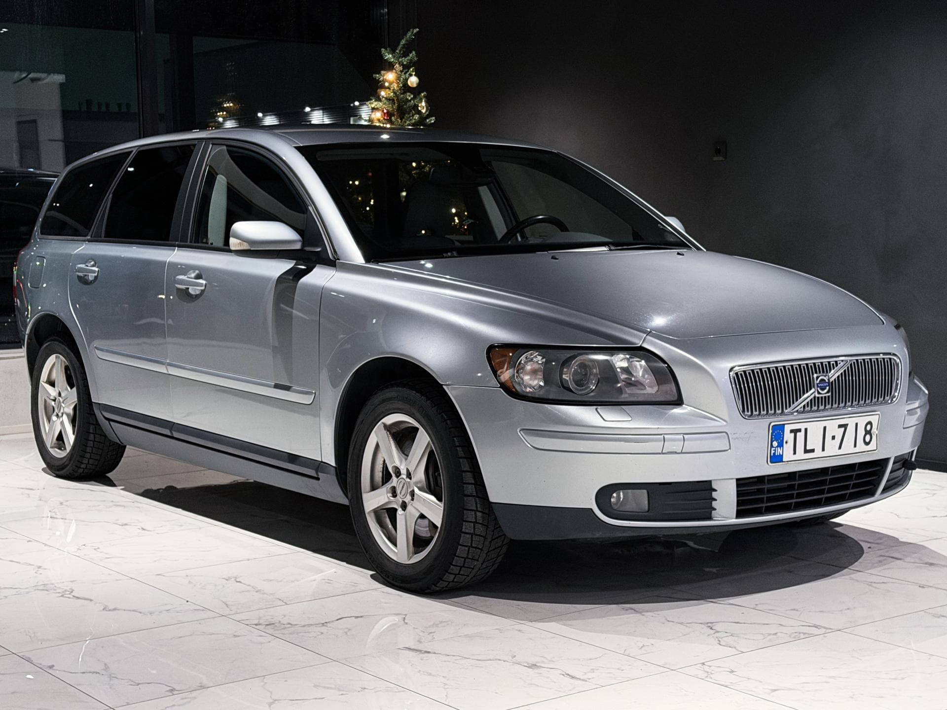 Volvo V50 AWD T5 aut, vuosimalli 2006, harmaa