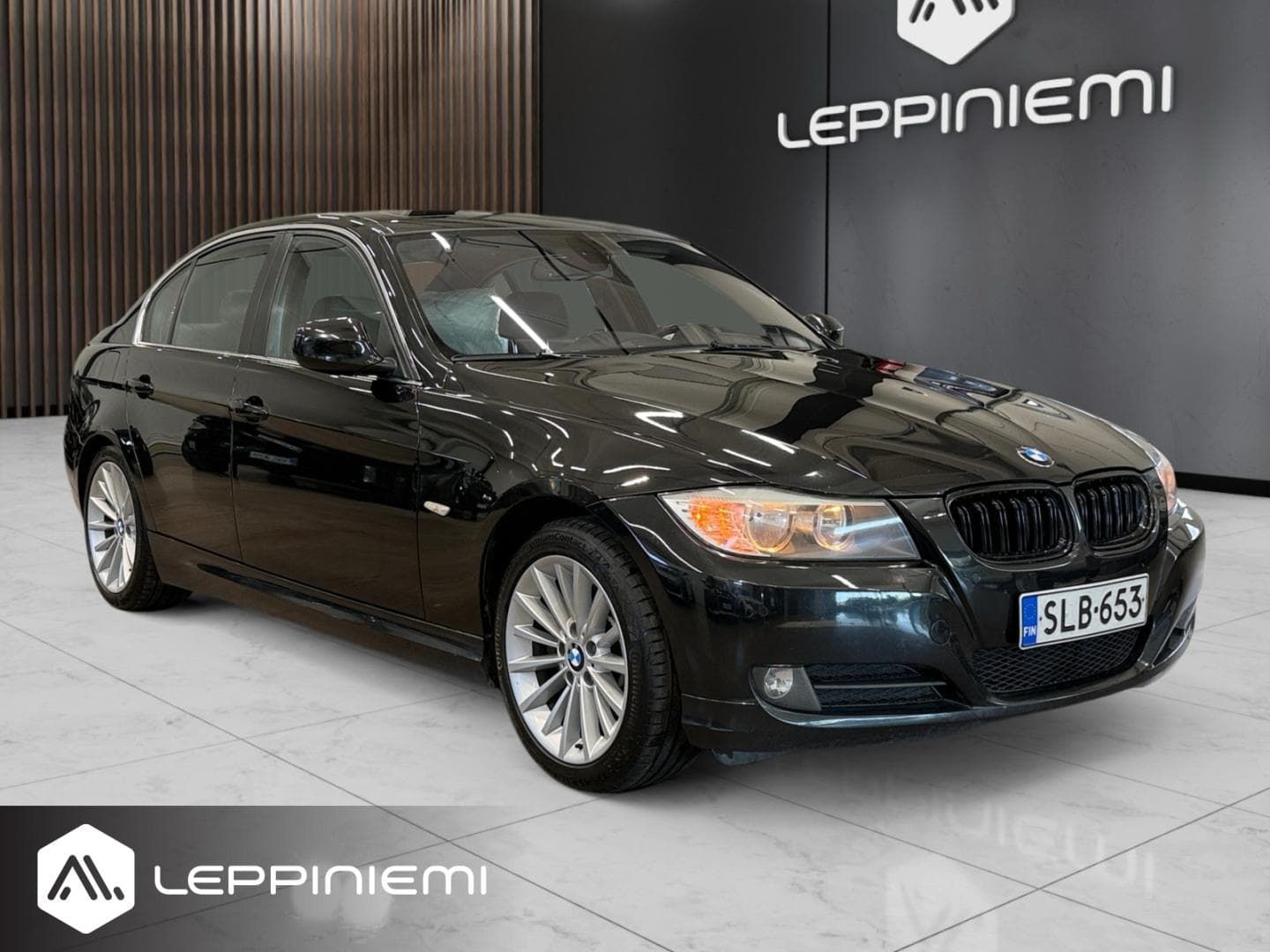 BMW 330 i E90 Sedan LCI, vuosimalli 2009, musta